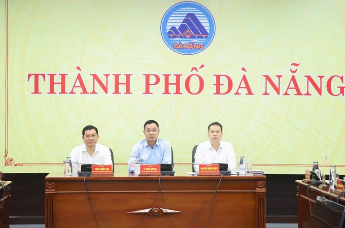 Bí thư Thành ủy Lê Ngọc Quang (giữa), Chủ tịch UBND thành phố Nguyễn Mạnh Hùng (bên phải) và Phó Chủ tịch Thường trực HĐND thành phố Trần Phước Sơn (bên trái) chủ trì điểm cầu Đà Nẵng. Ảnh: NGỌC PHÚ