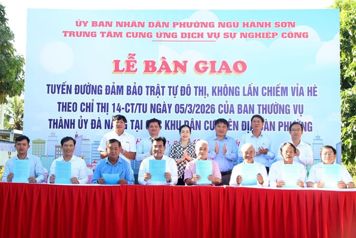 Lễ ký kết bàn giao giữa Trung tâm Cung ứng dịch vụ sự nghiệp công phường Ngũ Hành Sơn với đại diện các khu dân cư. Ảnh: TRỌNG HUY