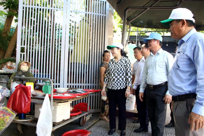 Lãnh đạo phường Ngũ Hành Sơn động viên, nhắc nhở các hộ dân buôn bán không lấn chiếm lòng đường, vỉa hè. Ảnh: TRỌNG HUY