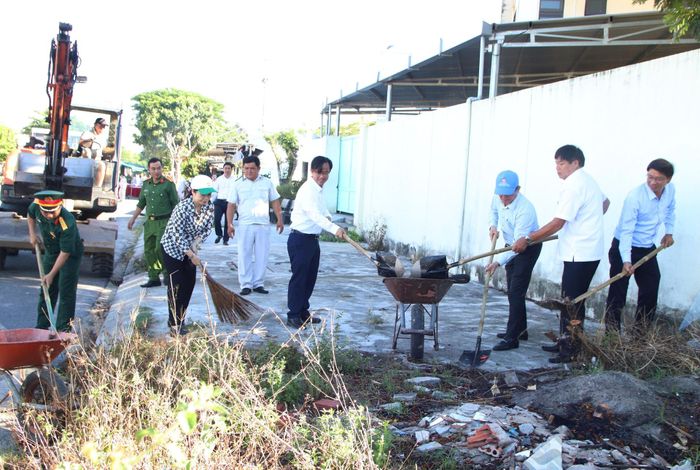 Sau lễ ký kết, lãnh đạo phường Ngũ Hành Sơn tham gia dọn vệ sinh môi trường trên một số tuyến đường. Ảnh: TRỌNG HUY