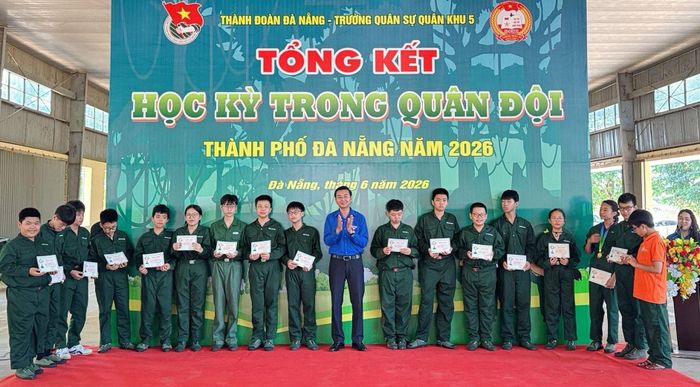 Ban tổ chức trao chứng nhận cho các "chiến sĩ nhí". Ảnh: THU HƯƠNG