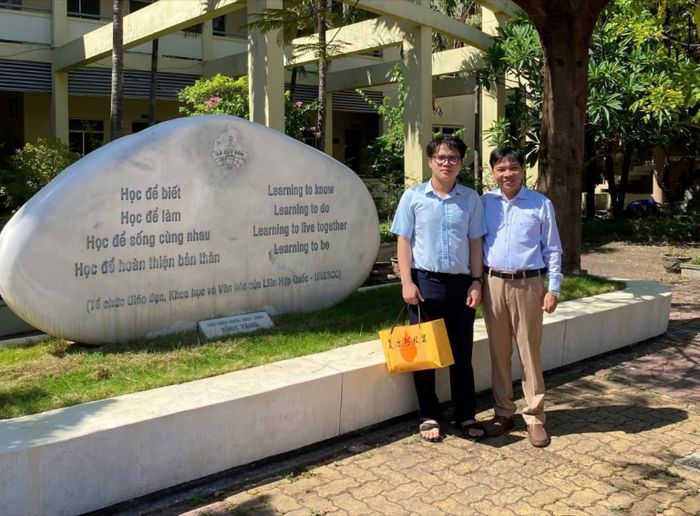Em Nguyễn Đình Bảo (bên trái) và thầy Đoàn Cường - giáo viên hướng dẫn. Ảnh: Nhân vật cung cấp