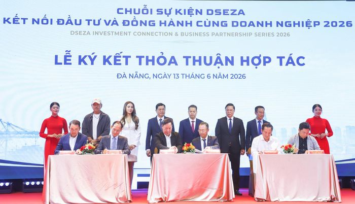 Lãnh đạo thành phố chứng kiến lễ ký kết biên bản ghi nhớ hợp tác giữa các đối tác, doanh nghiệp và nhà đầu tư. Ảnh: NGỌC PHÚ