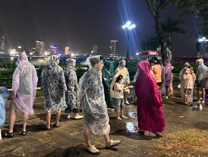 Người dân háo hức chờ đón màn tranh tài của hai đội thi. Ảnh: KHÁNH NGÂN