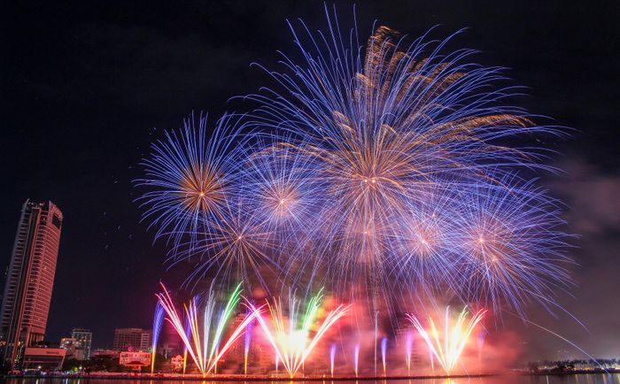 Màn trình diễn của Tamaya Kitahara Fireworks không đặt nặng yếu tố phô trương mà chinh phục khán giả bằng sự tinh tế, chỉn chu. Ảnh: QUỐC TUẤN