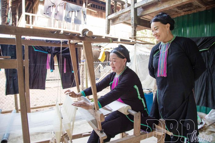  Phụ nữ dân tộc Dao bên khung cửi. 