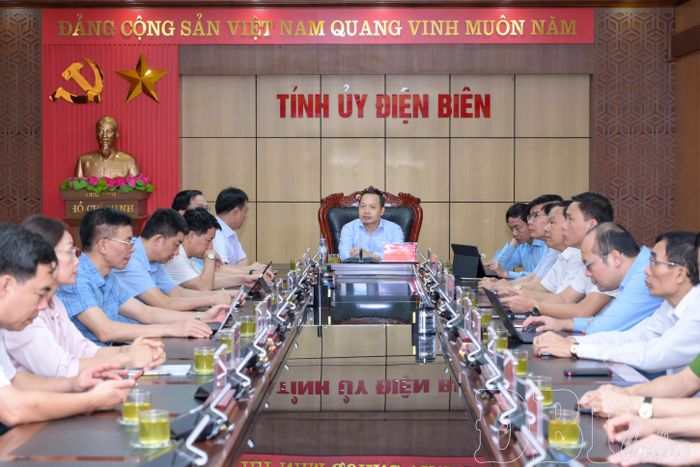 Bí thư Tỉnh ủy Trần Tiến Dũng và các đại biểu dự buổi lễ tại điểm cầu Điện Biên.