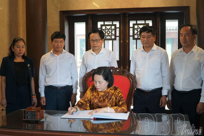 Phó Chủ tịch Quốc hội Nguyễn Thị Thanh viết sổ lưu niệm tại Đền thờ Liệt sĩ tại Chiến trường Điện Biên Phủ.