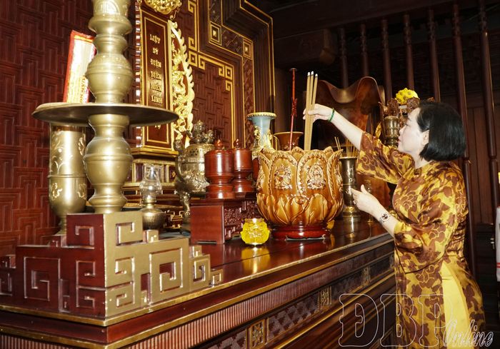 Phó Chủ tịch Quốc hội Nguyễn Thị Thanh dâng hương tại Đền thờ Liệt sĩ tại Chiến trường Điện Biên Phủ.