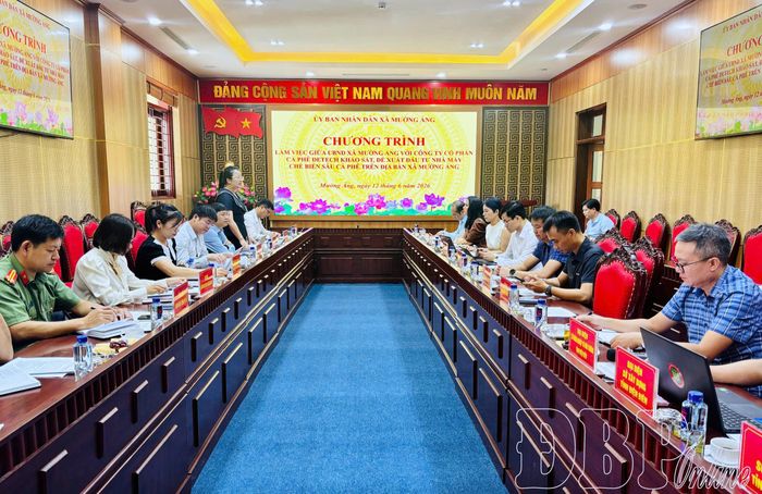 Lãnh đạo xã Mường Ảng tham gia ý kiến tại buổi làm việc.
