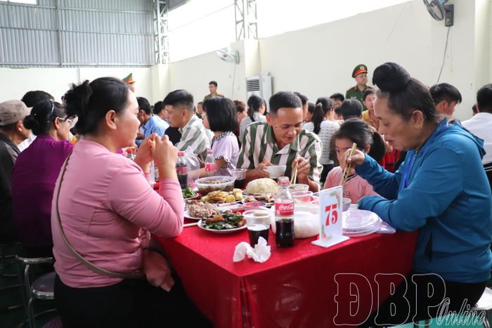 Khoảnh khắc sum vầy giữa phạm nhân và người thân trong bữa cơm thân mật, ấm áp tại hội nghị đại biểu gia đình phạm nhân năm 2026 do Trại giam Nà Tấu tổ chức.