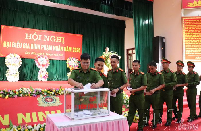 Cán bộ Trại giam Nà Tấu ủng hộ Quỹ Tấm lòng vàng.