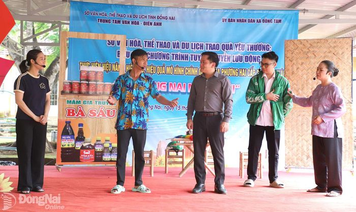 Nghệ sĩ Nguyễn Thị Hồng Mi (bìa phải) biểu diễn tiểu phẩm ngắn phục vụ nhân dân tại xã Đồng Tâm.