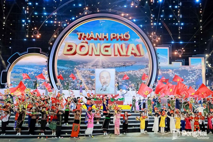 Chương trình Sử thi nghệ thuật Đồng Nai Hào khí phương Nam, Vươn mình cùng đất nước diễn ra tại quảng trường Long Hưng nhân Lễ công bố Nghị quyết của Quốc hội về việc thành lập thành phố Đồng Nai ngày 18-5-2026. Ảnh: Công Nghĩa