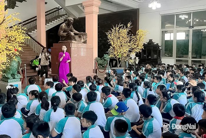 Thuyết minh viên hướng dẫn các em học sinh tham quan, tìm hiểu về văn hóa lịch sử tại Bảo tàng Đồng Nai. Ảnh: C.T.V