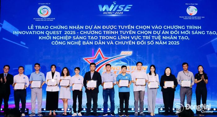 Sinh viên Trần Văn Hội (thứ 6 từ phải qua) được nhận tài trợ Dự án Khởi nghiệp sáng tạo do Trung tâm Khởi nghiệp, đổi mới sáng tạo Thành phố Hồ Chí Minh tổ chức.