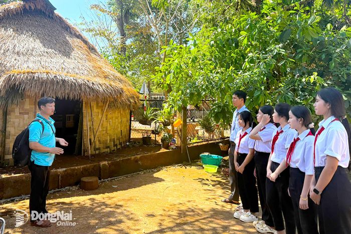 Anh Đỗ Trường Giang, Phó Giám đốc Trung tâm Tuyên truyền, du lịch và cứu hộ bảo tồn tuyên truyền, giáo dục môi trường cho các em học sinh. Ảnh: An Nhơn