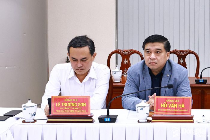 Các đồng chí lãnh đạo UBND thành phố Đồng Nai dự hội nghị. Ảnh: Công Nghĩa