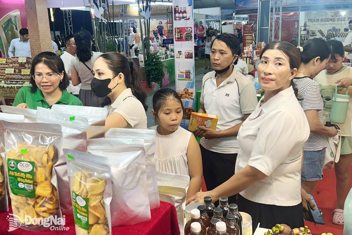 Người dân địa phương tham quan gian hàng của thành phố Đồng Nai. Ảnh: CTV