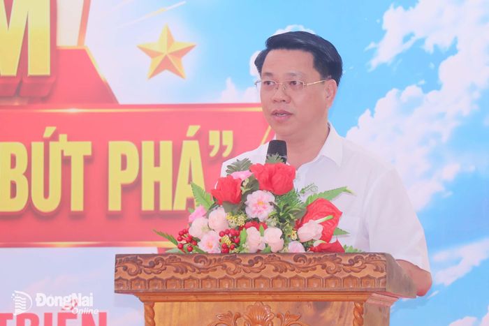 Phó Bí thư Đảng ủy, Chủ tịch UBND xã Tân An Lê Anh Tuấn phát biểu tại buổi lễ. Ảnh: An Nhơn