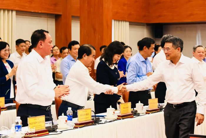 Ủy viên Bộ Chính trị, Thủ tướng Chính phủ Lê Minh Hưng với các đồng chí lãnh đạo thành phố Đồng Nai. Ảnh: Công Nghĩa