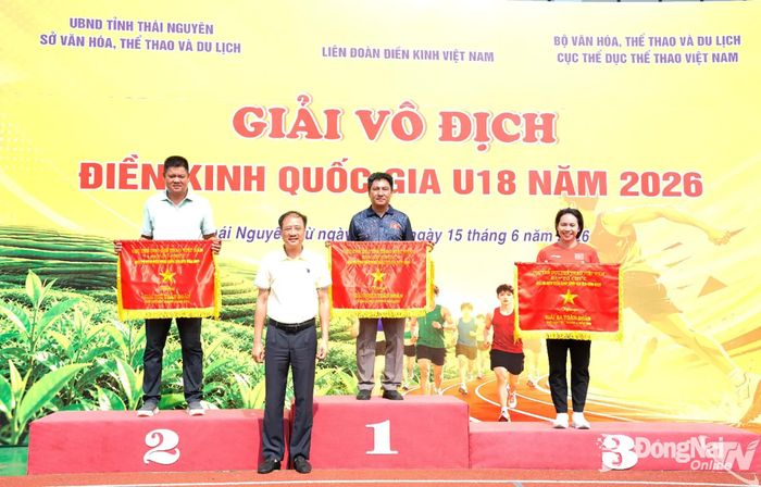 Ban tổ chức trao cờ cho 3 đơn vị dẫn đầu toàn đoàn. Báo Thái Nguyên
