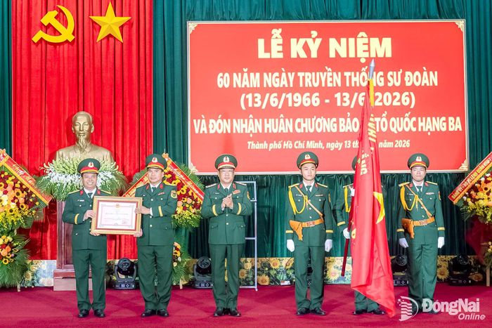 Thừa ủy quyền của Chủ tịch nước, Thượng tướng Phạm Hoài Nam, Thứ trưởng Bộ Quốc phòng trao Huân chương Bảo vệ Tổ quốc hạng Ba cho Sư đoàn 7. Ảnh: Xuân Lượng