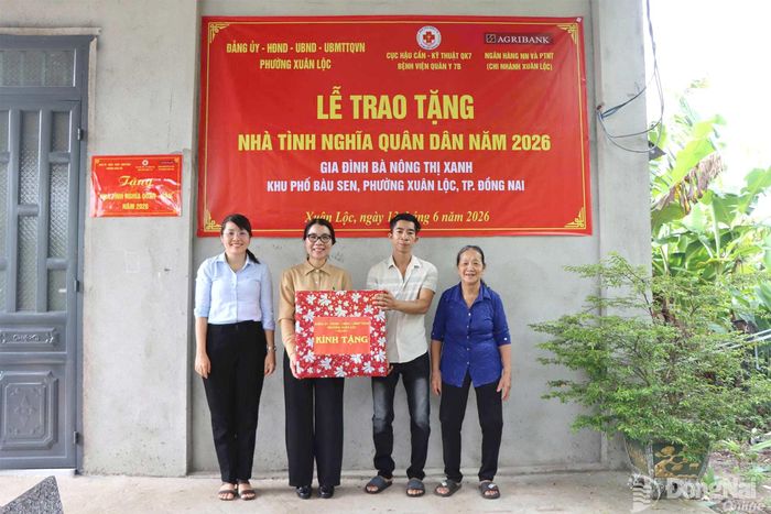 Lãnh đạo phường Xuân Lộc trao tặng quà cho gia đình bà Nông Thị Xanh. Ảnh: Lê Tùng