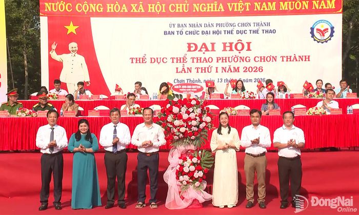 Lãnh đạo phường Chơn Thành tặng hoa chúc mừng Ban tổ chức Đại hội TDTT phường lần thứ I năm 2026. Ảnh: Đỗ Trình