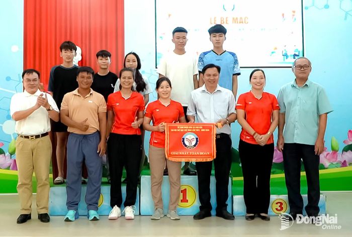 Ban tổ chức cùng lãnh đạo xã đã trao giải Nhất toàn đoàn cho Trường THCS Phú Hòa.