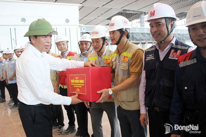 Bộ trưởng Bộ Xây dựng Trần Hồng Minh tặng quà động viên các lực lượng thi công Dự án Sân bay Long Thành. Ảnh: Phạm Tùng