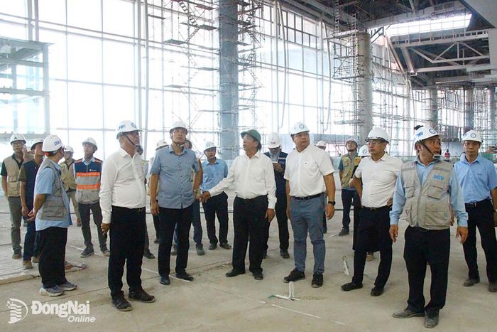 Bộ trưởng Bộ Xây dựng Trần Hồng Minh trao đổi với đại diện các đơn vị trên công trường thi công nhà ga hành khách Sân bay Long Thành. Ảnh: Phạm Tùng