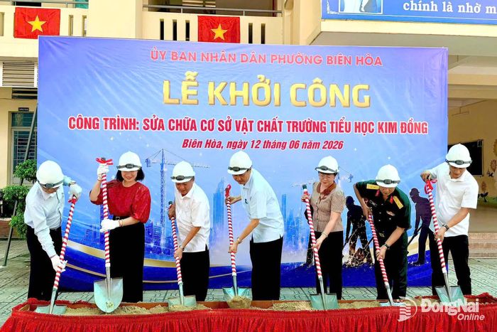 Lãnh đạo phường Biên Hòa tổ chức lễ khởi công công trình sửa chữa cơ sở vật chất Trường Tiểu học Kim Đồng. Ảnh: PV