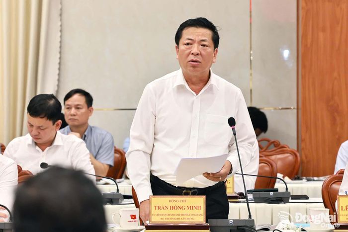 Ủy viên Trung ương Đảng, Bộ trưởng Bộ Xây dựng Trần Hồng Minh phát biểu tại buổi làm việc với Ban Thường vụ Thành ủy Đồng Nai. Ảnh: Công Nghĩa