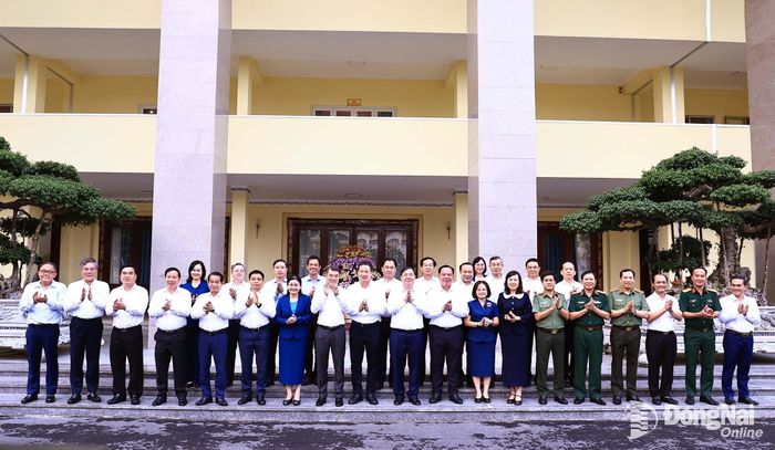 Ủy viên Bộ Chính trị, Thủ tướng Chính phủ Lê Minh Hưng cùng các đồng chí trong đoàn công tác chụp hình lưu niệm với tập thể Thường trực và Ban Thường vụ Thành ủy Đồng Nai. Ảnh: Công Nghĩa