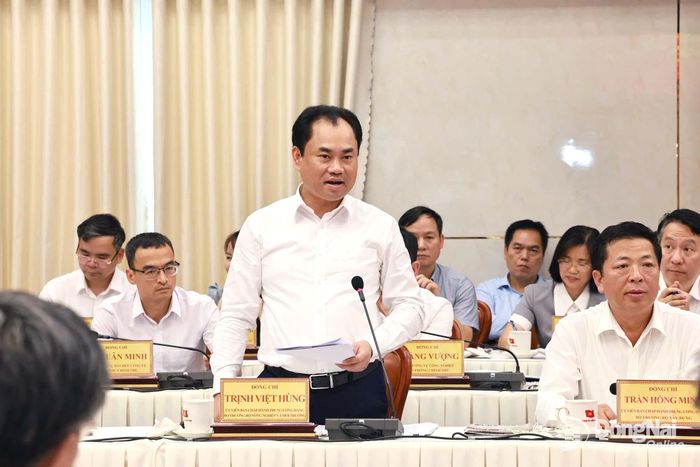 Ủy viên Trung ương Đảng, Bộ trưởng Bộ Nông nghiệp và Môi trường Trịnh Việt Hùng phát biểu tại buổi làm việc với Ban Thường vụ Thành ủy Đồng Nai. Ảnh: Công Nghĩa