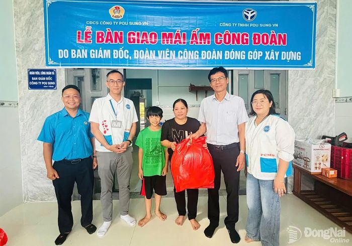 Ban Giám đốc và Công đoàn Công ty TNHH Pou Sung Việt Nam (xã An Viễn, thành phố Đồng Nai) tổ chức bàn giao Mái ấm Công đoàn cho gia đình đoàn viên có hoàn cảnh đặc biệt khó khăn, đang có nhu cầu cấp thiết về nơi ở ngày 10-2-2026. Ảnh: CĐ