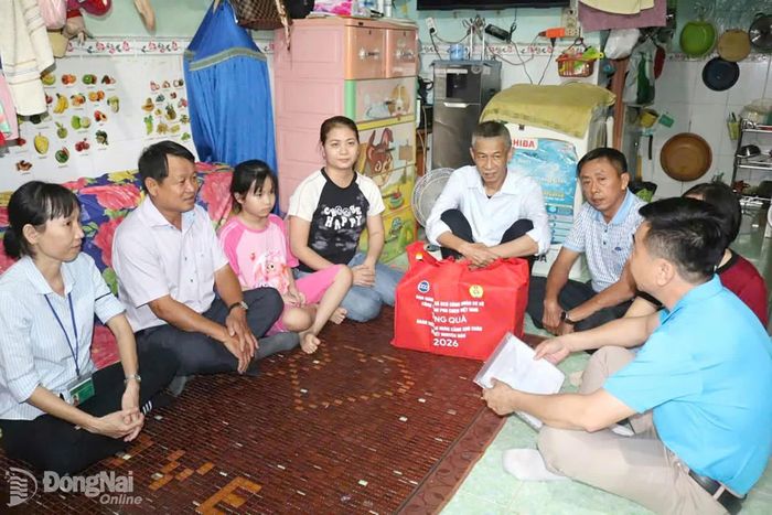 Đại diện Ban Giám đốc, Chi bộ, Ban Chấp hành Công đoàn cơ sở Công ty TNHH Pou Chen Việt Nam (phường Biên Hòa, thành phố Đồng Nai) đến thăm, tặng quà và chúc Tết đoàn viên, người lao động có hoàn cảnh khó khăn đang ở trọ. Ảnh: CĐ