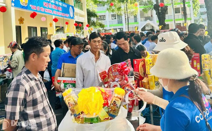 Người lao động chọn mua các sản phẩm hàng Tết tại chương trình “Chợ Tết Công đoàn” do Công đoàn Cao su Việt Nam phối hợp với Tập đoàn Công nghiệp Cao su Việt Nam tổ chức tại phường Bình Phước vào tháng 1-2026. Ảnh: CTV