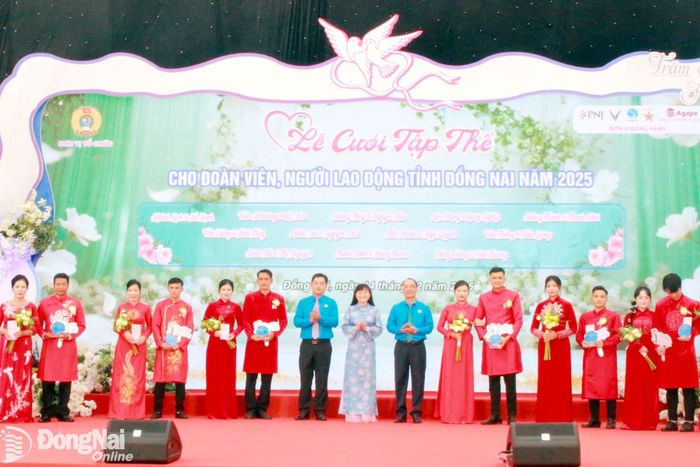 Lãnh đạo Liên đoàn Lao động thành phố Đồng Nai trao quà cho 12 cặp đôi tổ chức đám cưới tập thể vào cuối năm 2025. Ảnh: Nguyễn Hòa