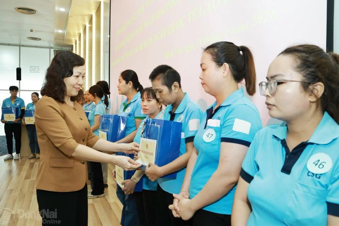 Phó Bí thư Tỉnh ủy, Chủ tịch Ủy ban MTTQ Việt Nam tỉnh Huỳnh Thị Hằng tặng quà cho công nhân Công ty TNHH Chang Shin Việt Nam (Khu công nghiệp Thạnh Phú, phường Tân Triều). Ảnh: Công Nghĩa