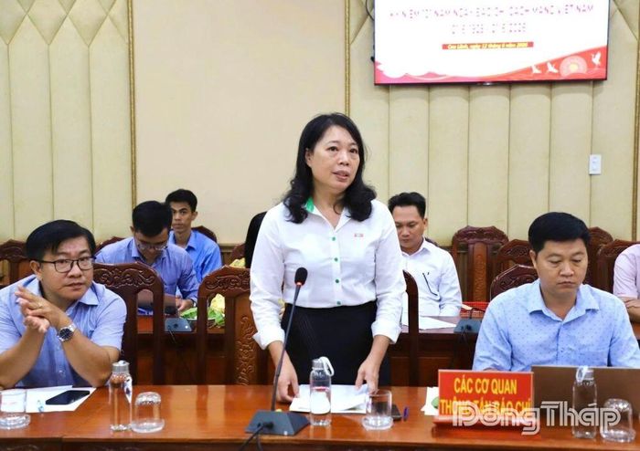 Đồng chí Ngô Thị Ngọc Hạnh, Tổng Biên tập Báo và phát thanh, truyền hình Đồng Tháp phát biểu đóng góp ý kiến tại buổi họp mặt.