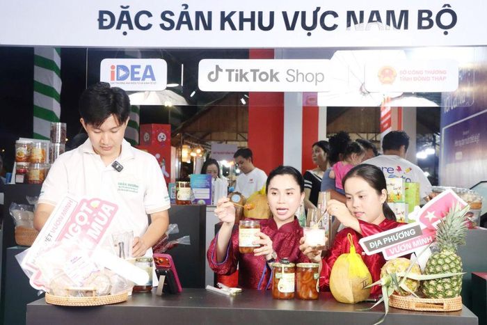 Các nhà sáng tạo nội dung số phối hợp thực hiện phiên livestream quảng bá, bán sản phẩm nông sản trực tiếp tại Lễ hội Trái cây Đồng Tháp lần thứ I năm 2026. Ảnh: M.THÀNH