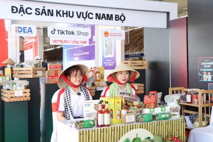 Sở Công thương phối hợp với các đơn vị liên quan tổ chức chuỗi livestream bán hàng, giới thiệu, quảng bá và kết nối tiêu thụ trái cây, sản phẩm từ trái cây tại Lễ hội. Ảnh: M.THÀNH