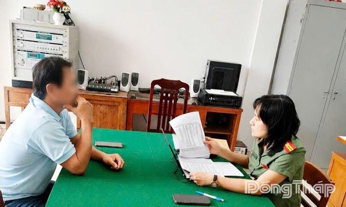Công an tỉnh Đồng Tháp làm việc với đối tượng “H.C.H.” chủ tài khoản facebook cá nhân đăng tải thông tin tiêu cực, thiếu kiểm chứng gây dư luận xấu, ảnh hưởng đến tình hình an ninh trật tự trên lĩnh vực y tế, uy tín, hoạt động của Bệnh viện Đa khoa Tiền Giang. Ảnh: Mai An