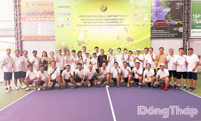 Các vận động viên là lãnh đạo, doanh nhân, doanh nghiệp chụp ảnh lưu niệm tại buổi giao lưu Pickleball.