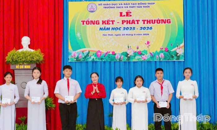 Bà Trần Thị Ngọc Thường trao học bổng cho học sinh có hoàn cảnh khó khăn trên địa bàn xã Tân Thới.