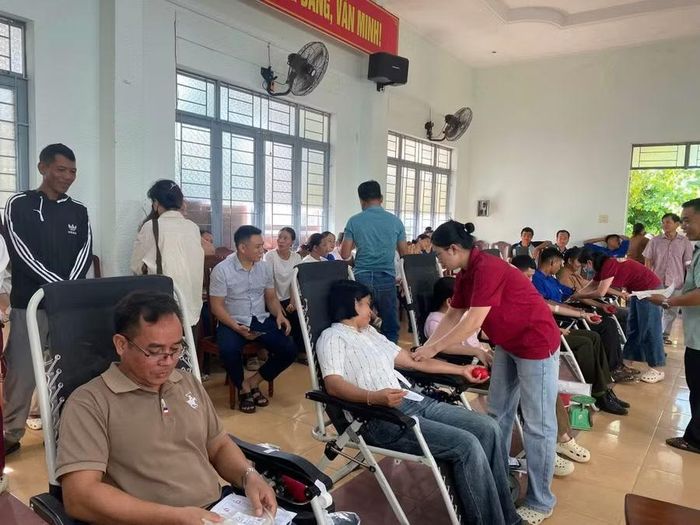 Đông đảo người dân 4 xã Phú Túc, Ia Dreh, Uar, Ia Rsai tham gia hiến máu tình nguyện. Ảnh: Sơn Trung