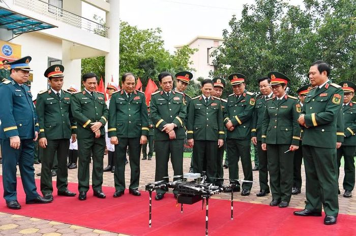 Đại tướng Phan Văn Giang và các đại biểu tham quan khu trưng bày vũ khí, trang bị kỹ thuật không người lái. Ảnh: VGP/Nguyễn Hoàng