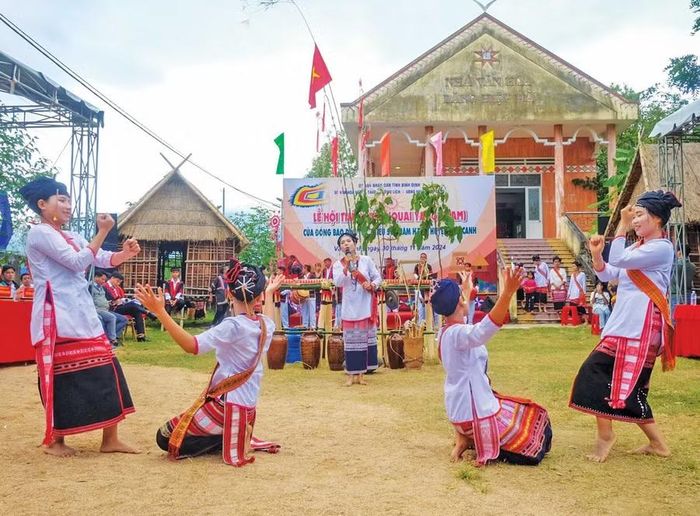 Nghệ thuật dân ca, dân vũ của dân tộc Chăm H’roi sẽ được trình diễn trong phần thi liên hoan văn nghệ quần chúng. Ảnh: Ngọc Nhuận